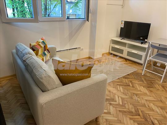 Gars na senjaku sa parkingom