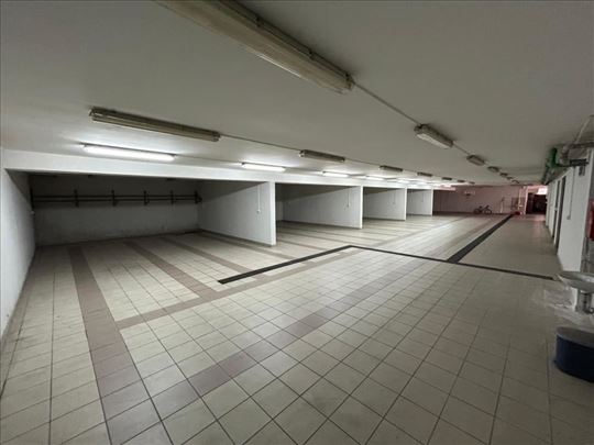 Izdaje se garaža 15m2 u Baje Pivljanina-Beli dvor 