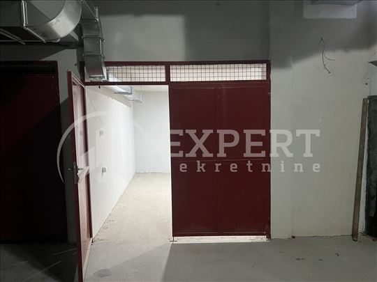 Izdaje se garažno mesto na Panteleju, 26m2