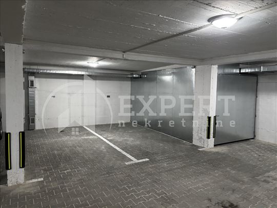 Izdaje se parking mesto u podzemnoj garaži, 11m2