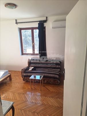 Izdajem namešten stan u naselju Medaković 2