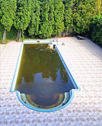 Kuća sa bazenom na 7ari placa