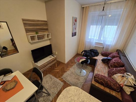 Manji 1.5 stan kod Palilulske pijace,useljiv ID#18