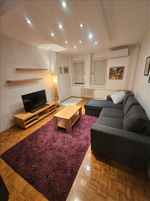 Odlican odnos cene i lokacije. Javan parking