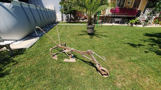 Plug za ukras u dvoristu, etno kucama selima