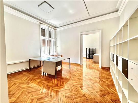 Gornji Dorcol.Salonac sa tezinom.