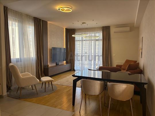 Predivan trosoban stan sa pogledom na grad