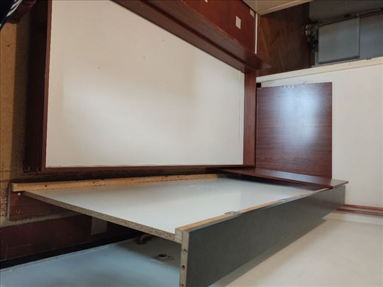 Prodajem krevet sa fiokom i radni sto