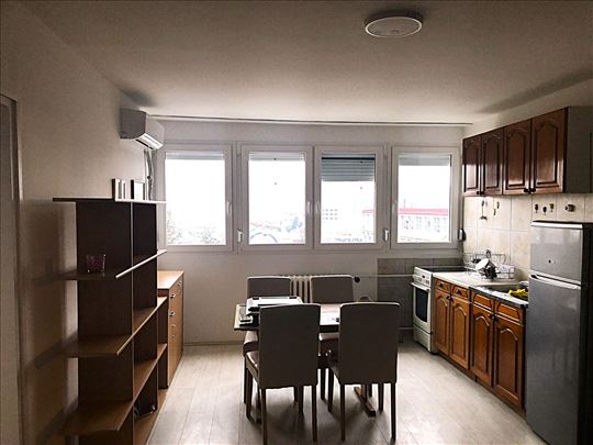 Svetao dvoiposoban sa garažom