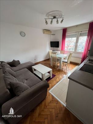 Uknjižen, dvostran, izuzetno svetao stan