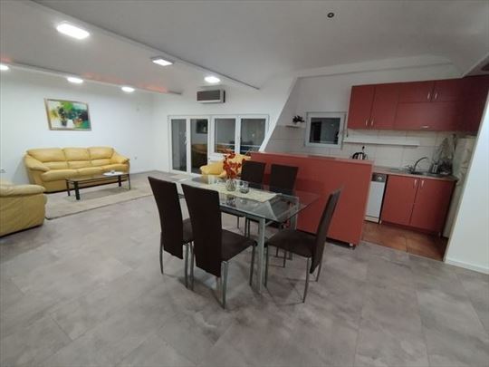 Veoma povoljno, Savski trg, 4.0 stan, ID 8424