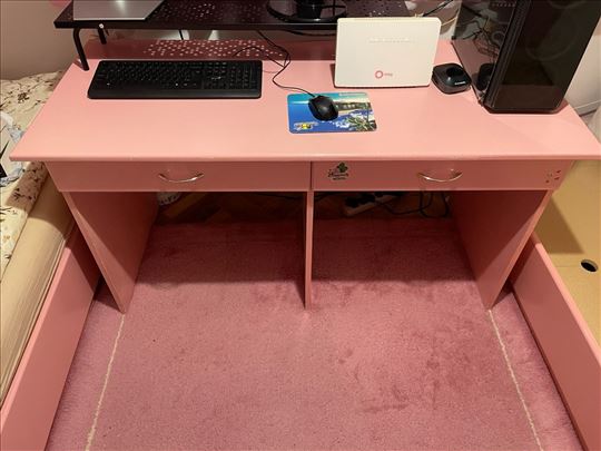 Deciji radni sto i krevet sa dusekom