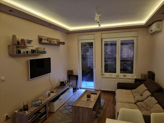 Izdaje se jednoiposoban stan sa garažom u centru