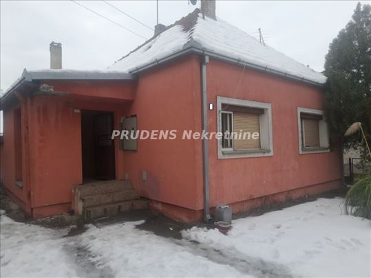 Jakovo, dve kuće na placu od 5 ari