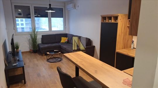 Moderan, nov jednoiposoban stan sa garažnim mesto 