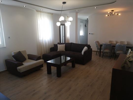 Nov četvorosoban namešten stan,parking-Podbara.131