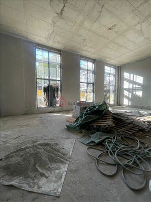 Prometna ulica. Dva izloga. Dvostrana orijentacija