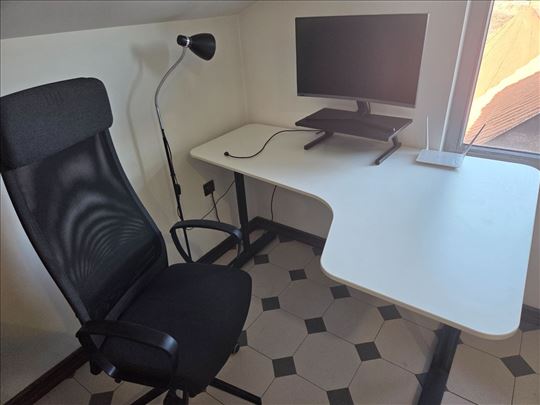 Radni sto, radna stoloca i monitor