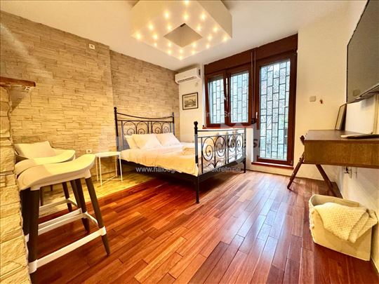 VLASNIK izdaje stan u centru Beograd Stari Grad