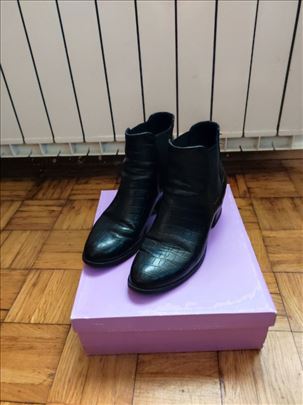 Crne ženske kratke čizme broj 39