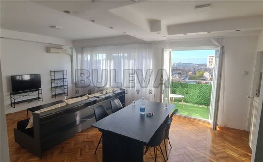 Izdaje se odličan trosoban stan u centru Niša, kod