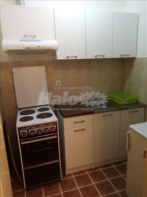 Izdajem nameštenu garsonjeru