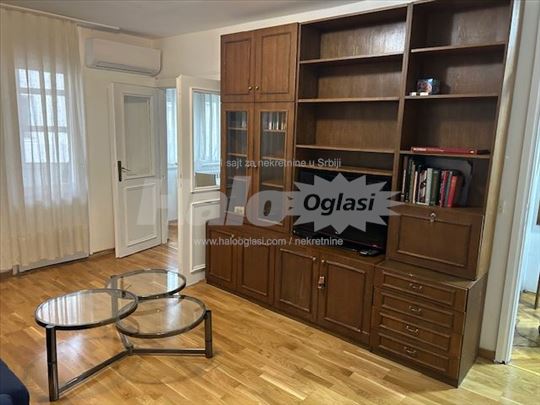 Lep, funkcionalan  stan na tri stanice od Slavije