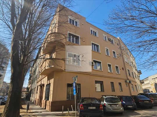 Lux renoviran trosoban stan u Centru grada – 85 m2