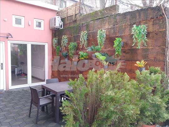 Poslovni prostor,bašta,parking,kolski prilaz