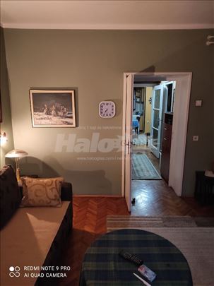 Topao, dvostran stan u centru Vračara 