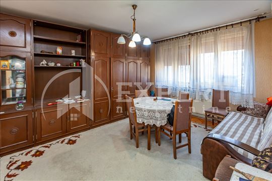 Trosoban  stan  na  Sinđelićevom trgu, III sprat, 