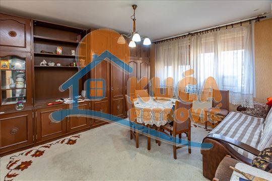 Trosoban  stan  na  Sinđelićevom trgu, III sprat, 