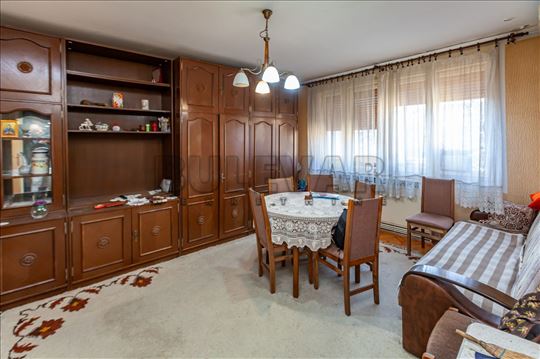 Trosoban  stan  na  Sinđelićevom trgu, III sprat, 