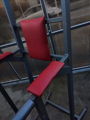 Univerzalna sprava za vezbanje metalne konstrukcij