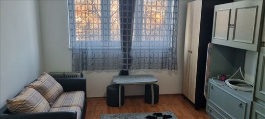 Grasonjera kod TC Merkur nameštena