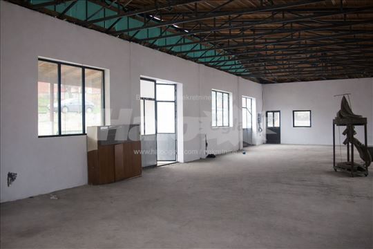 Hala 200m2 + podrum 50m2 - 3 ulaza - Barajevo