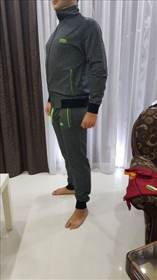 Hugo Boss trenerka L velicina Novo!