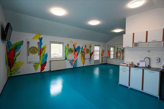 Izdaje se višenamenska opremljena sala od 8o m2