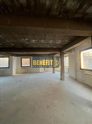 Poslovni prostor 200m2, u poslovnoj zgradi