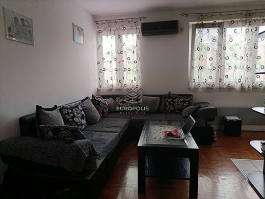 Moderan 2.5 stan, tavan 22m2 - Hit ponuda