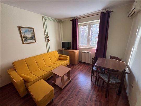 Odlična garsonjera ! Novosadskog sajma !