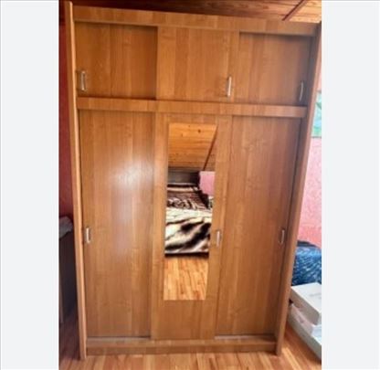 Ormar sa troja vrata 