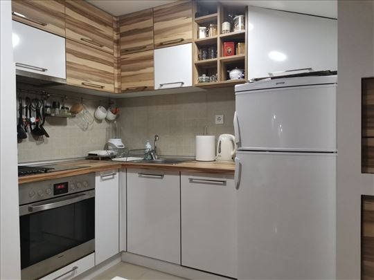 Prodaje se stan sa nameštajem u blizini bolnice