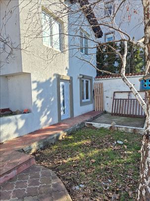 Stan/manja kuća sa baštom + parking