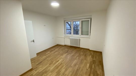 Trosoban renoviran stan u centru