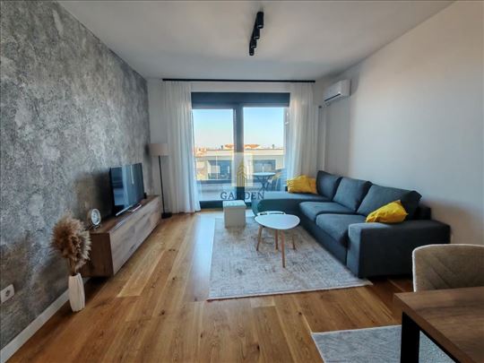 Uknjižen, trosoban lux stan,garaža, centar Pančeva