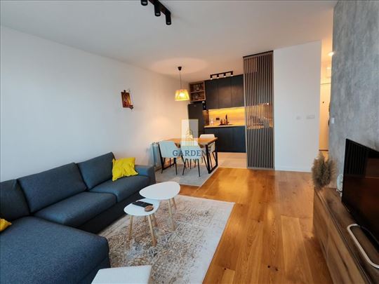 Uknjižen, trosoban lux stan,garaža, centar Pančeva