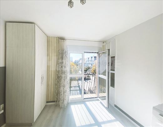 Veliki svetao 3.0 stan u centru Zemuna