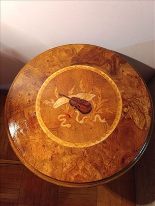 Antikvaran drveni sto