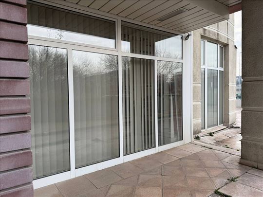 Arena bl.29  lokal 65m2,cg, uknj. 195000